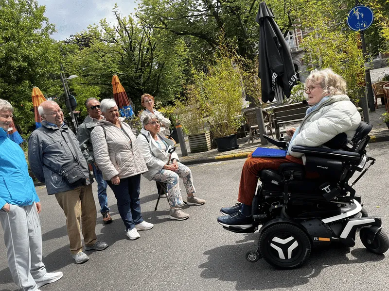 Marie-Hélène in gesprek met deelnemers tijdens een rondleiding