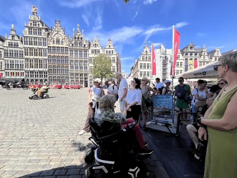 Groep bij de Brabofontein op de Grote Markt in Antwerpen